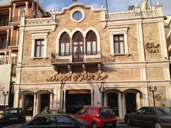 الحلاب يصرف موظفيه