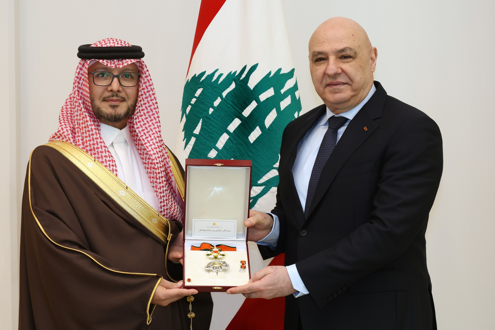 وسام الأرز برتبة ضابط أكبر للسفير بخاري