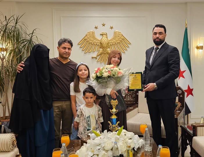 الهزاع يكرّم بطلة الحساب الذهني
