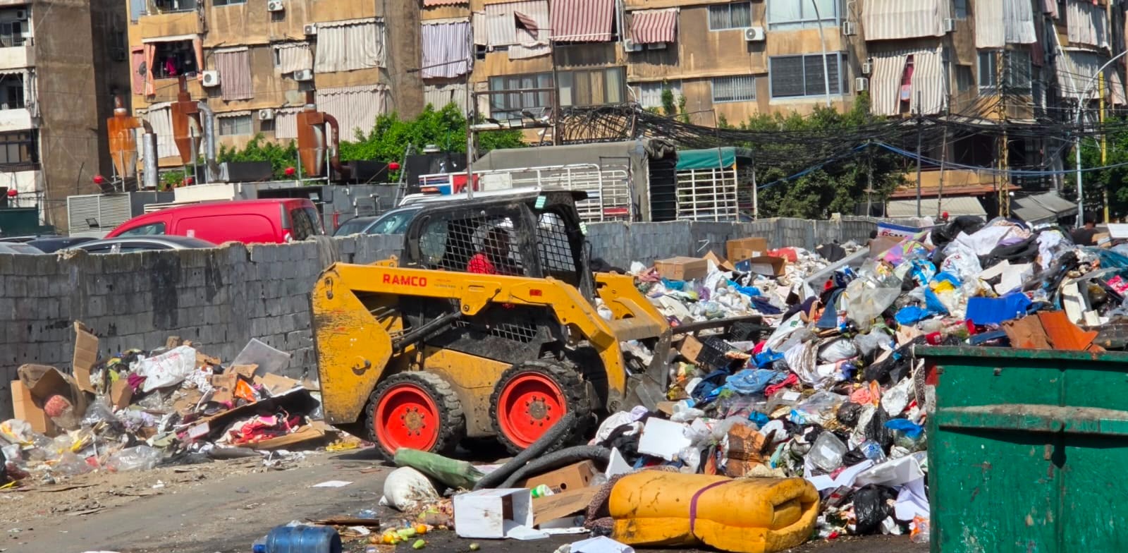 بلدية بيروت تزيل التعديات في صبرا