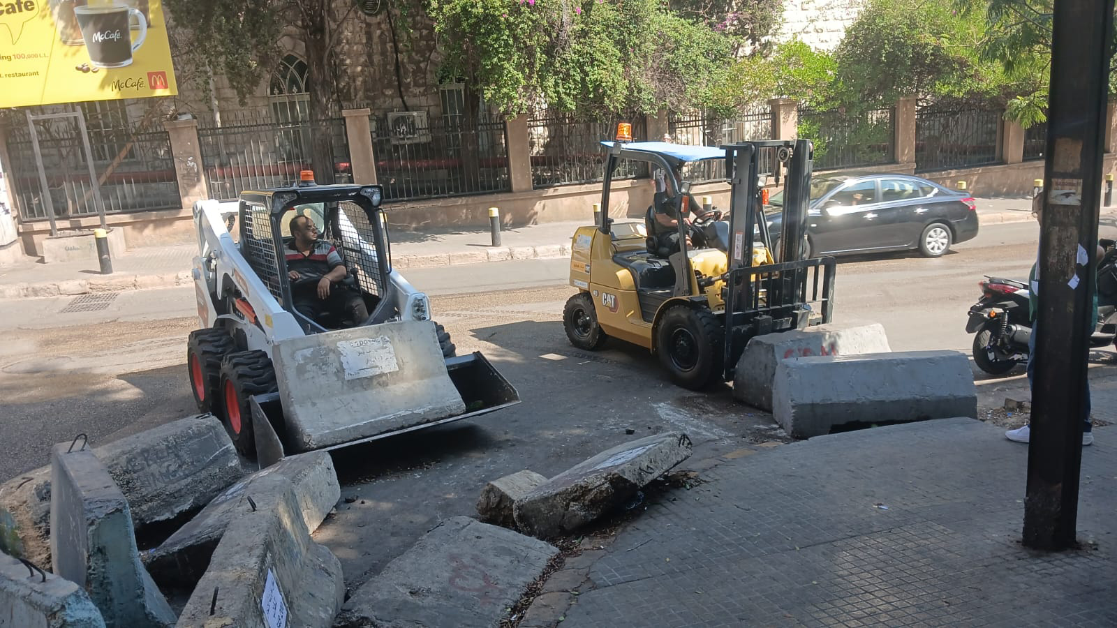 إزالة التعديات في شارع 