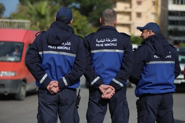 شرطي بلدي يتعرض لناشط