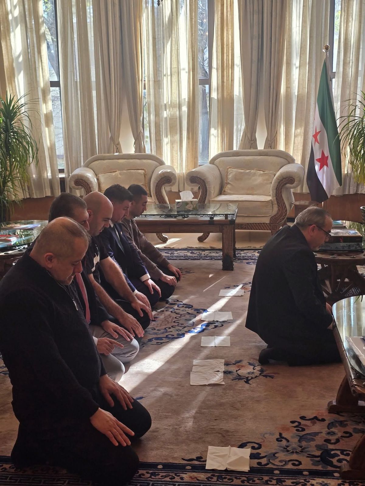 صلاة داخل السفارة السورية في الصين