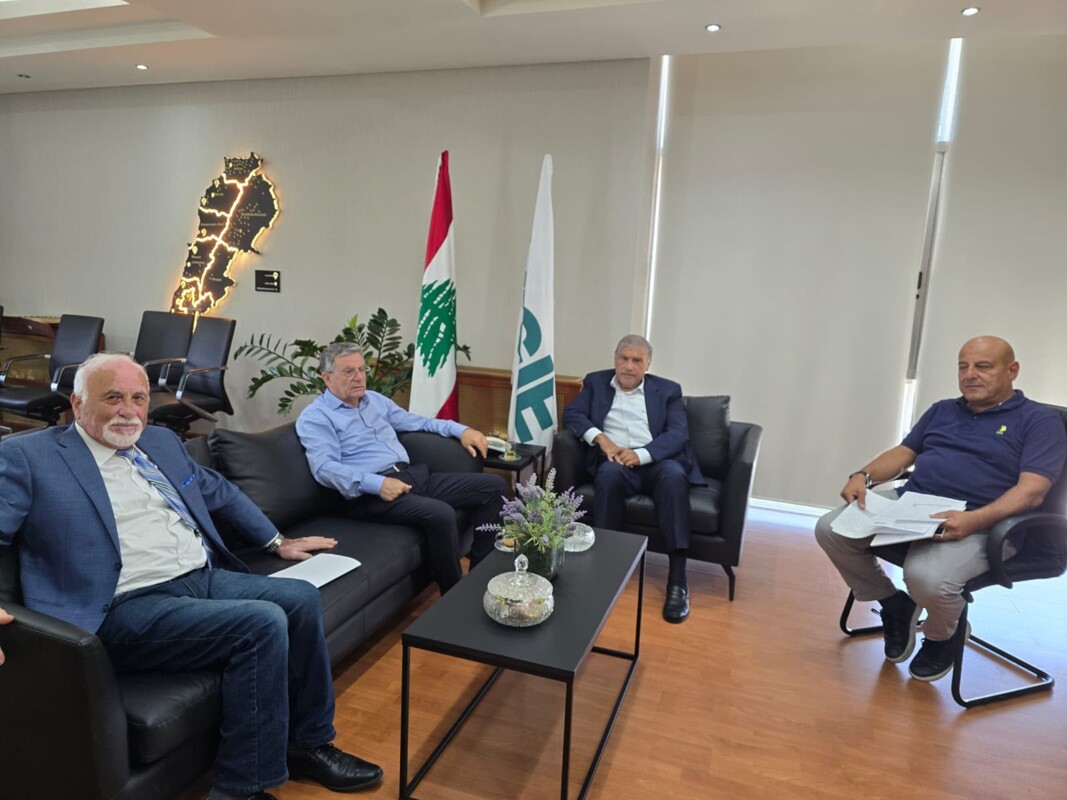تبغ رميش على طاولة 
