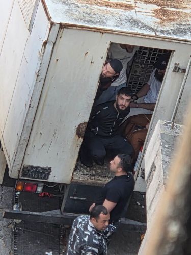 129 سورياً إلى الحرية