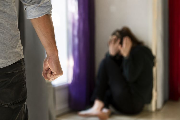 وزيرة تتعرض للعنف الأسري؟