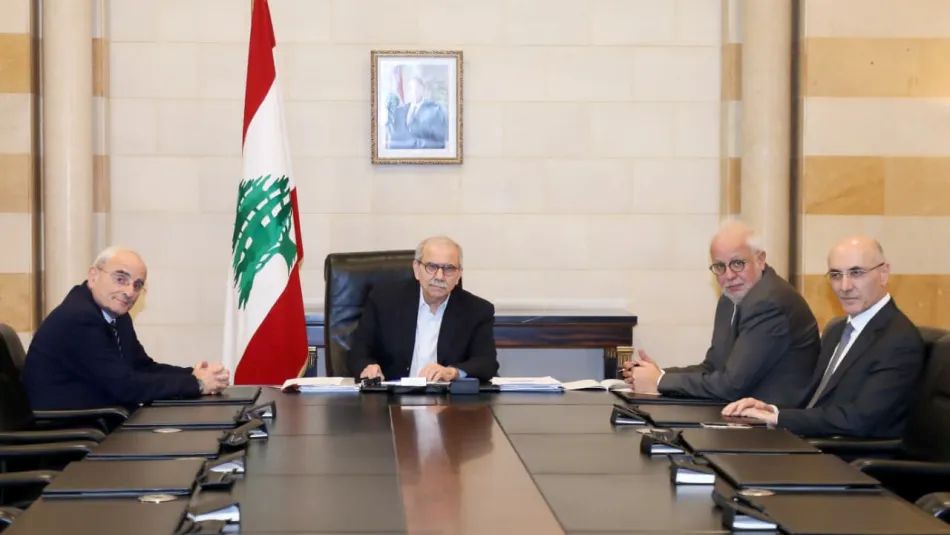تحذيرات دبلوماسية: الحكومة خط أحمر