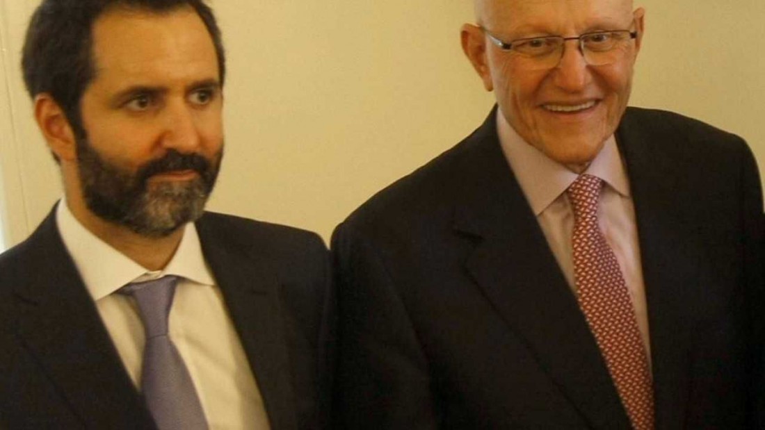 صائب سلام يؤدي صلاة الجمعة في المصيطبة